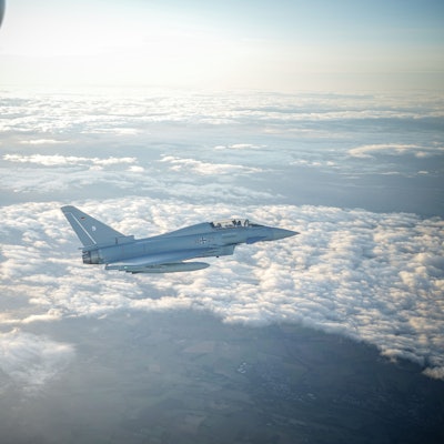 Begleitet von Eurofighter-Jets ist Bundeskanzler Olaf Scholz am Montagmorgen in einem Airbus A400M nach Köln geflogen.