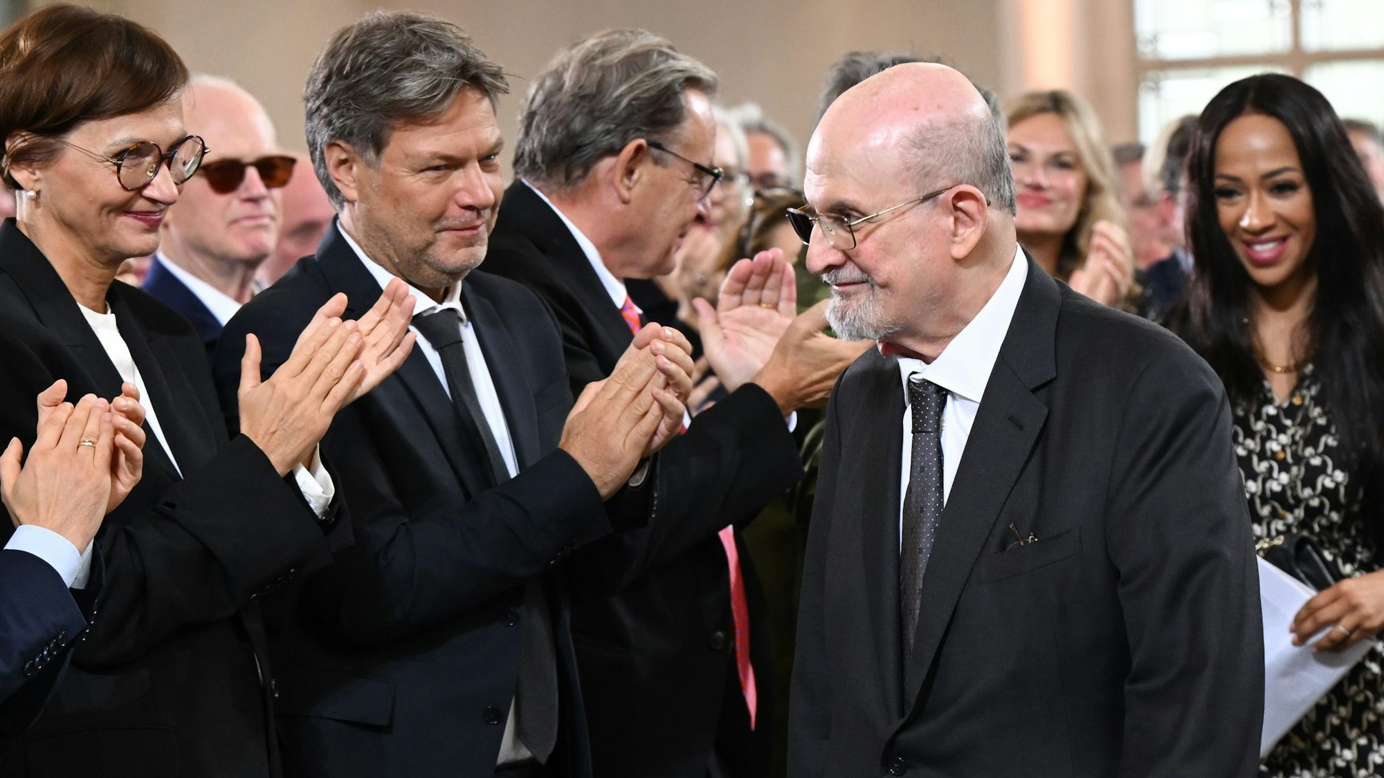 Applaus für den Schriftsteller Salman Rushdie (M) nach seiner Dankesrede zur Verleihung des Friedenspreises des Deutschen Buchhandels in der Frankfurter Paulskirche