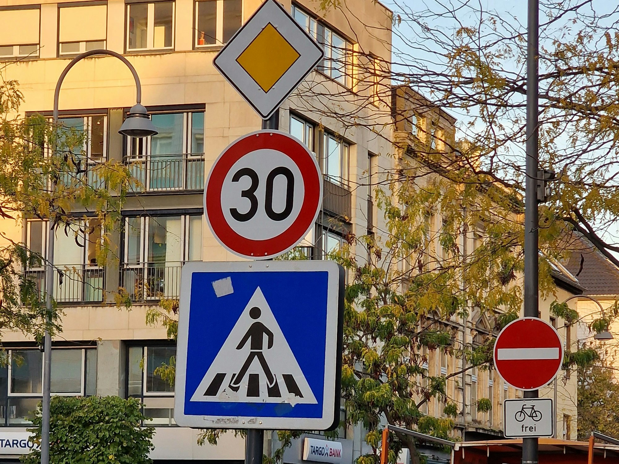 Neue Beschilderung an der Venloer Straße: Die Vorfahrtschilder gelten für Radfahrer, vom Verbot der Einfahrt sind Fahrräder ausgenommen.