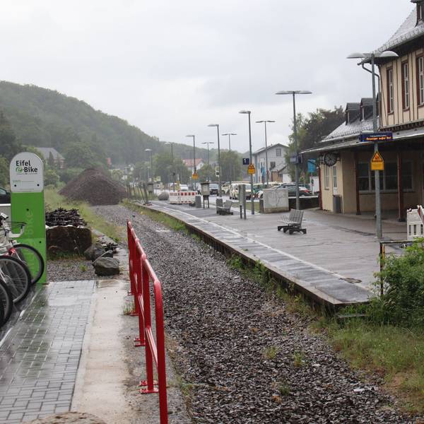 Der Bahnhof Bad Münstereifel liegt verlassen da.