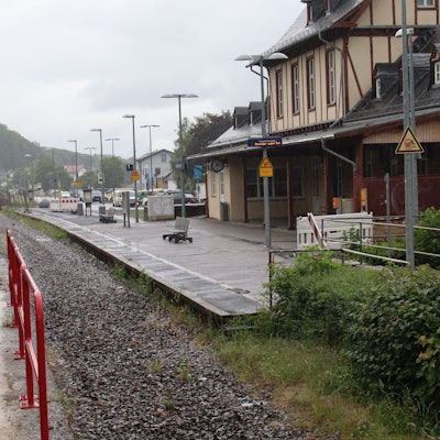 Der Bahnhof Bad Münstereifel liegt verlassen da.