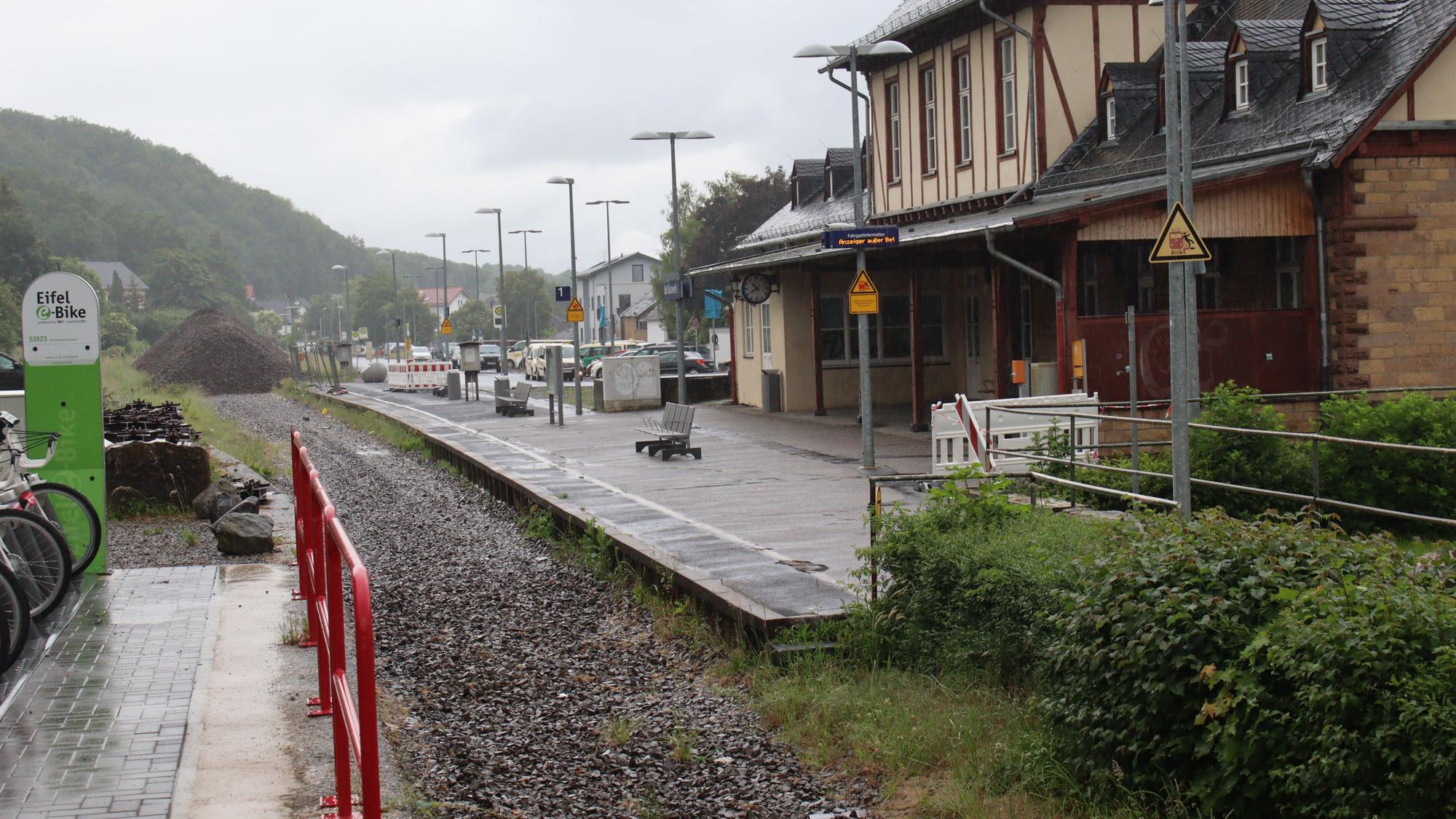 Der Bahnhof Bad Münstereifel liegt verlassen da.