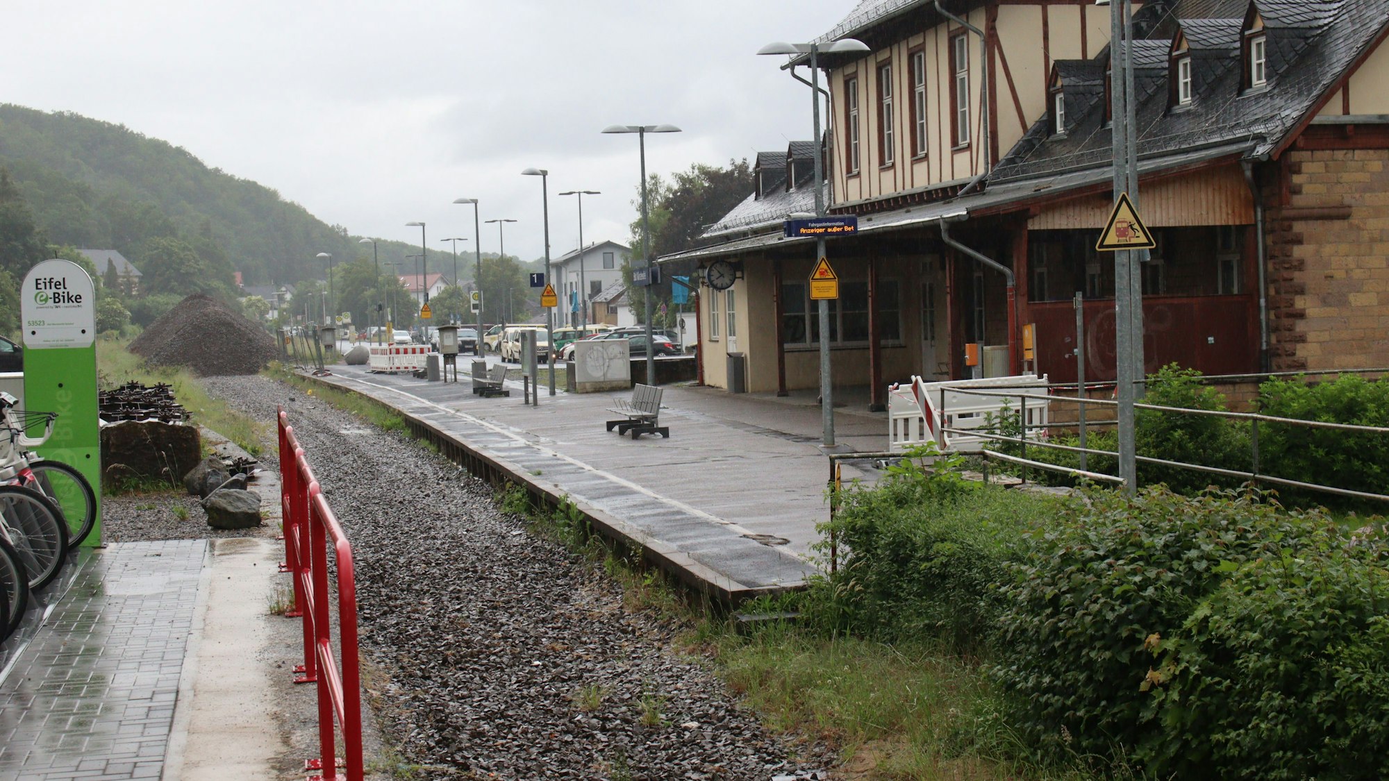Der Bahnhof Bad Münstereifel liegt verlassen da.
