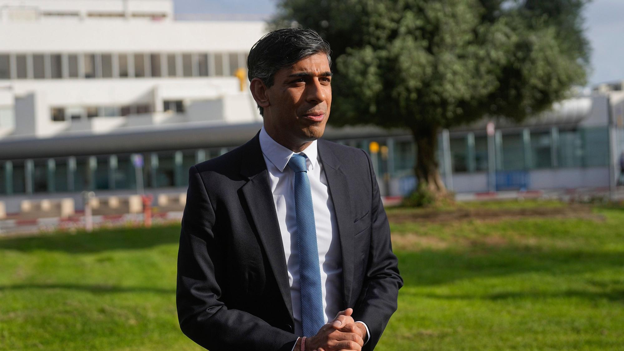 19.10.2023, Israel, Tel Aviv: Rishi Sunak, Premierminister von Großbritannien, spricht mit Journalisten, als er auf dem Ben-Gurion-Flughafen ankommt. Foto: Ohad Zwigenberg/AP/dpa +++ dpa-Bildfunk +++