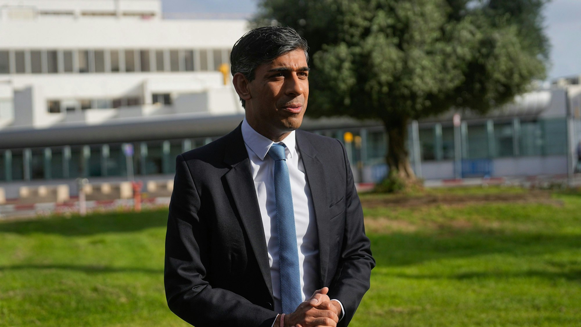 19.10.2023, Israel, Tel Aviv: Rishi Sunak, Premierminister von Großbritannien, spricht mit Journalisten, als er auf dem Ben-Gurion-Flughafen ankommt. Foto: Ohad Zwigenberg/AP/dpa +++ dpa-Bildfunk +++