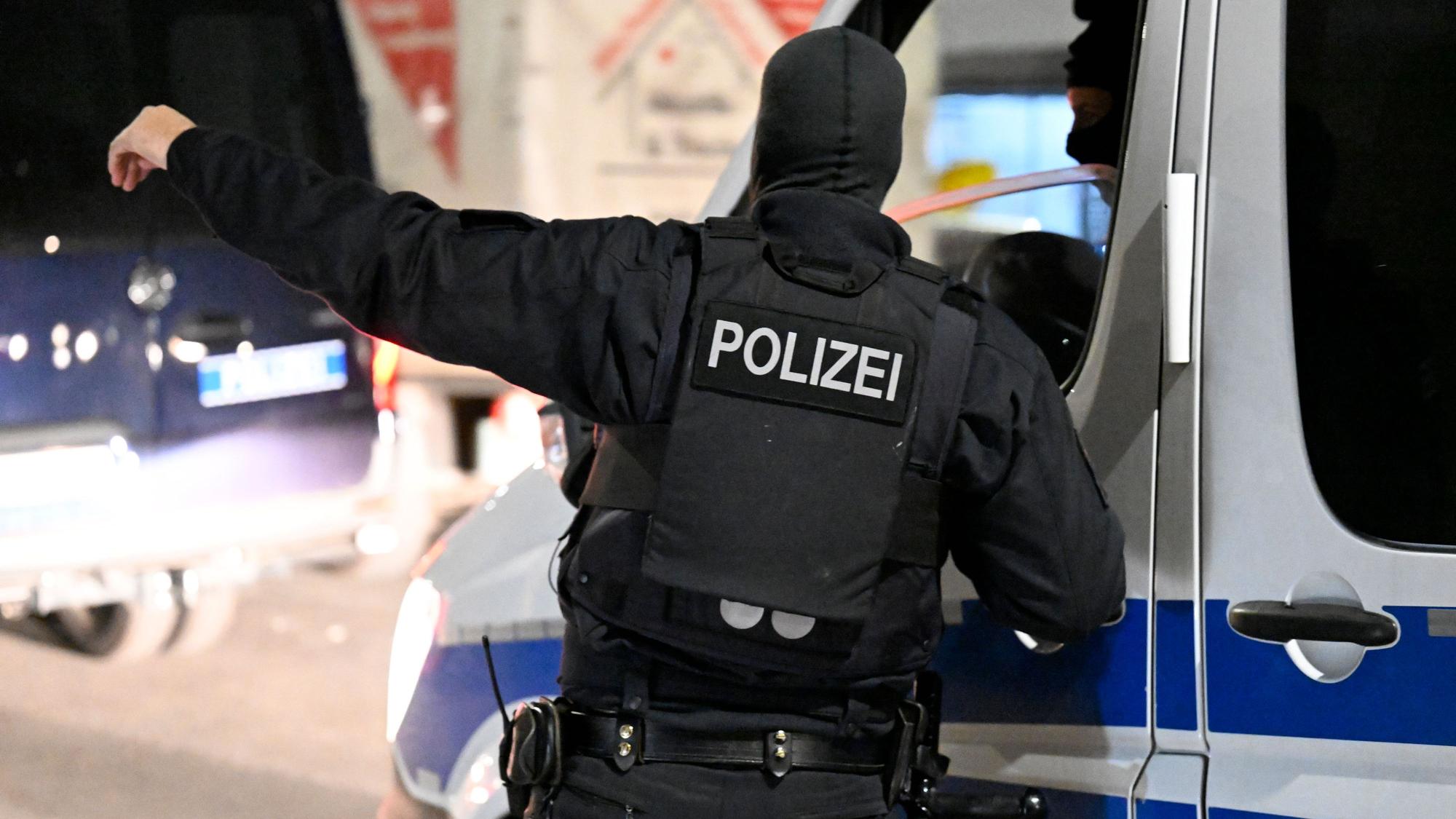 Polizisten in Solingen. Am Montagmorgen, 23. Oktober, haben Beamte eine Gesamtschule überprüft, um eine mögliche Bedrohungslage auszuschließen (Symbolbild)
