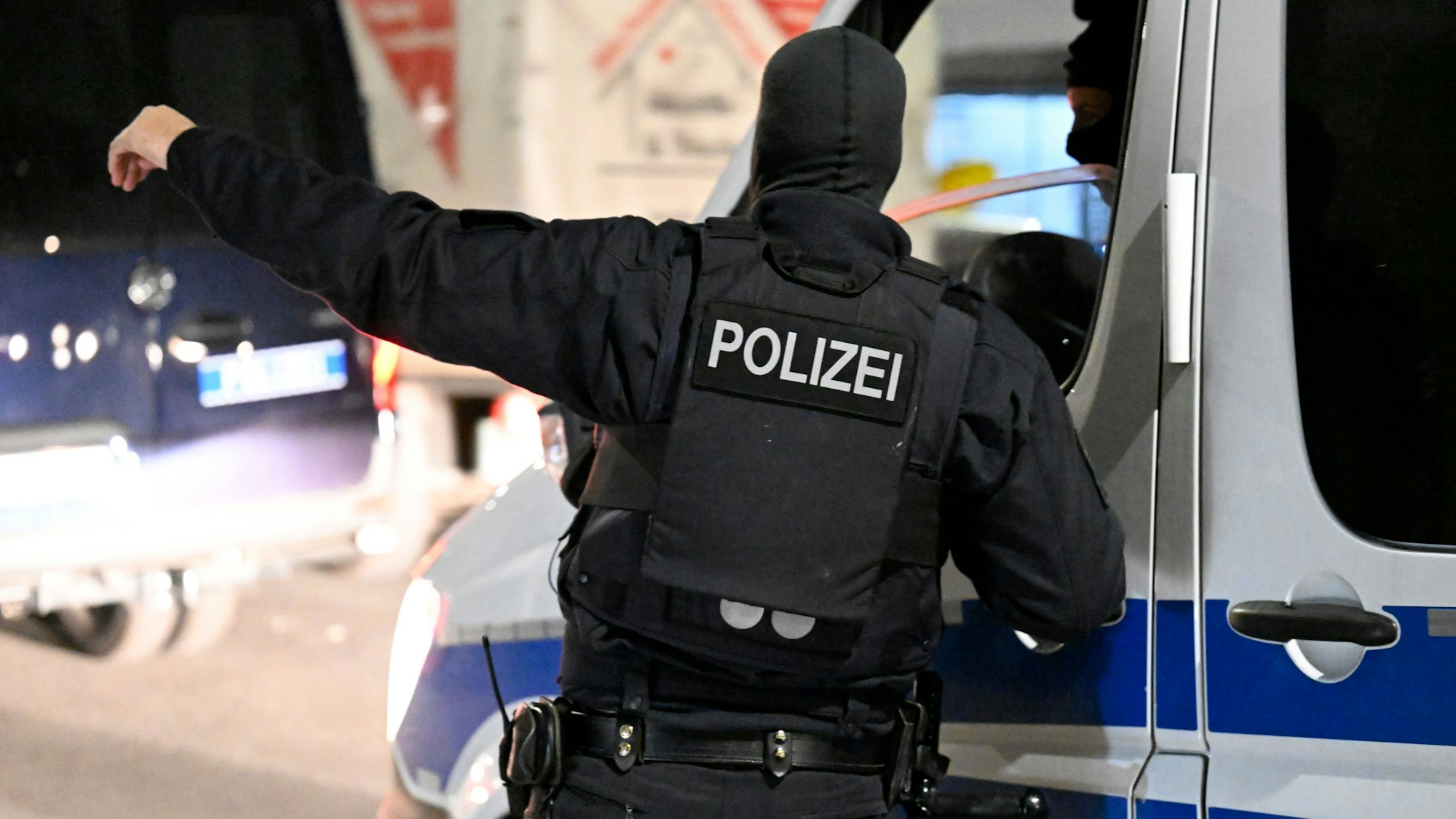 Polizisten in Solingen. Am Montagmorgen, 23. Oktober, haben Beamte eine Gesamtschule überprüft, um eine mögliche Bedrohungslage auszuschließen (Symbolbild)