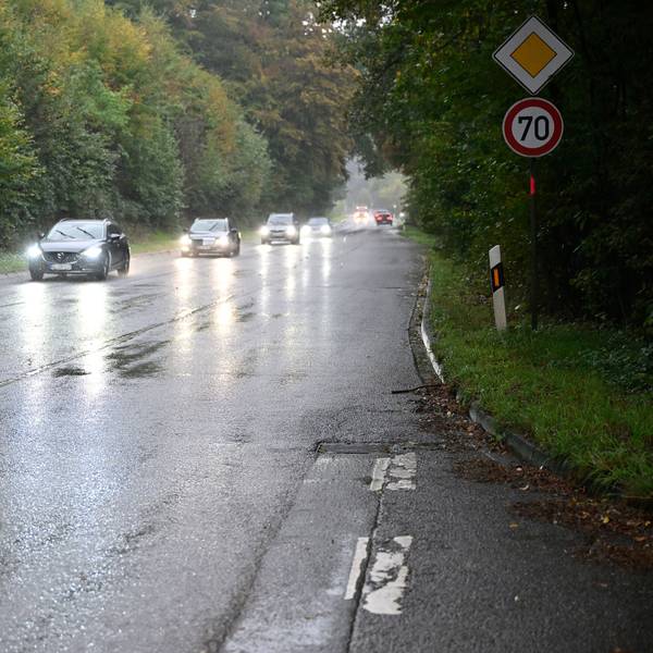 Auf der Landstraße zwischen Eichhof und Broich fahren Autos.