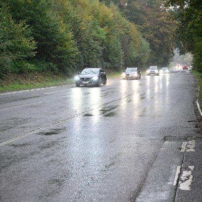 Auf der Landstraße zwischen Eichhof und Broich fahren Autos.