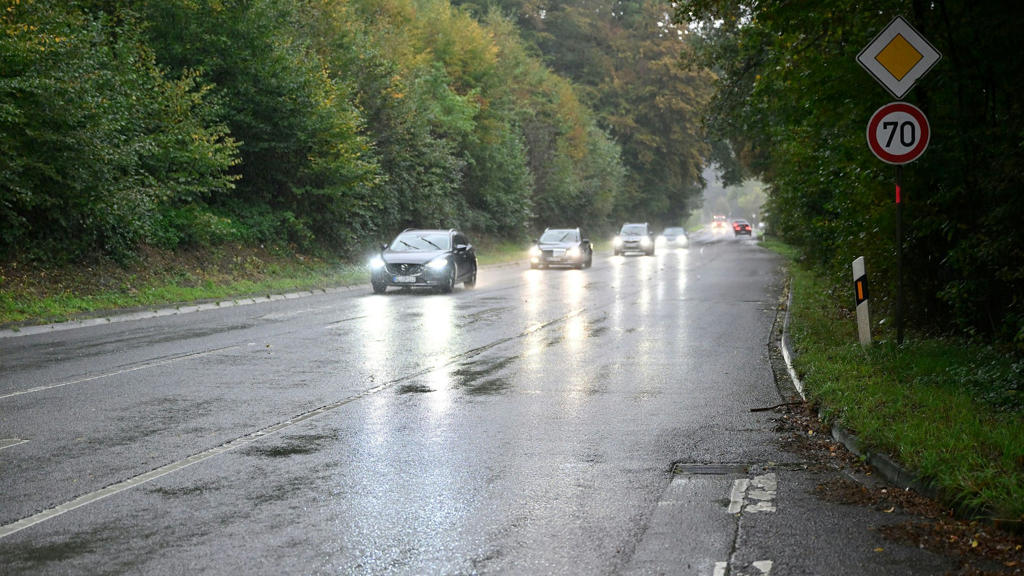 Auf der Landstraße zwischen Eichhof und Broich fahren Autos.