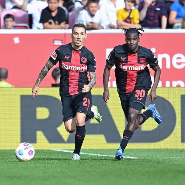 Alejandro Grimaldo und Jeremie Frimpong bei der Arbeit für Bayer Leverkusen.