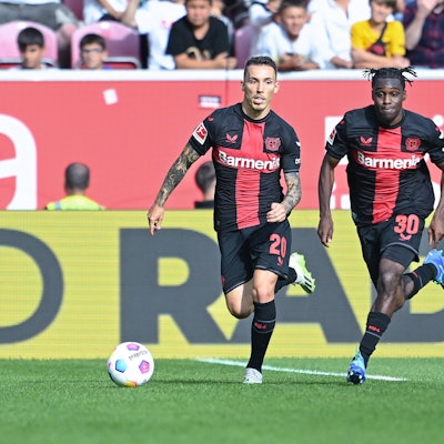 Alejandro Grimaldo und Jeremie Frimpong bei der Arbeit für Bayer Leverkusen.
