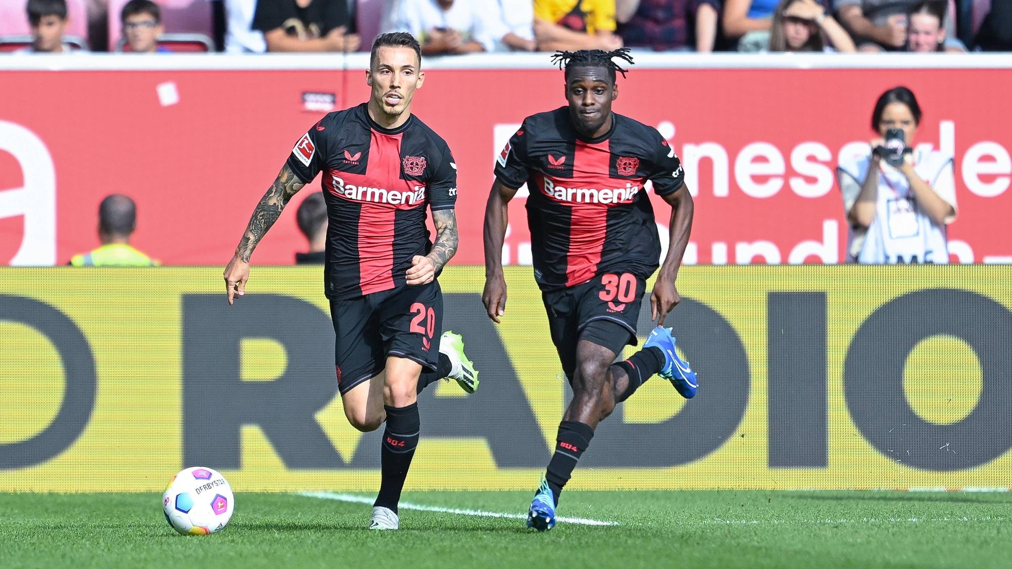 Alejandro Grimaldo und Jeremie Frimpong bei der Arbeit für Bayer Leverkusen.