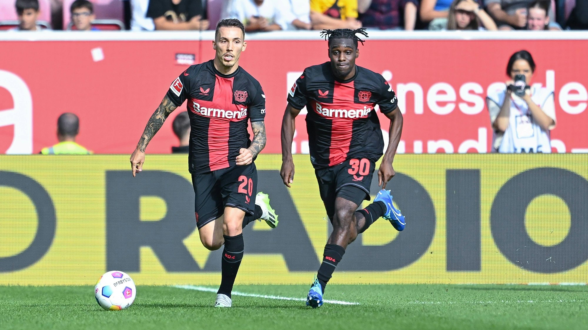 Alejandro Grimaldo und Jeremie Frimpong bei der Arbeit für Bayer Leverkusen.