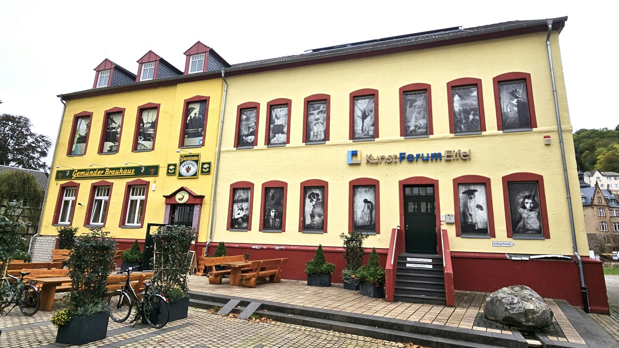 Blick auf das Brauhaus (links) und das Kunstforum Eifel in Gemünd.