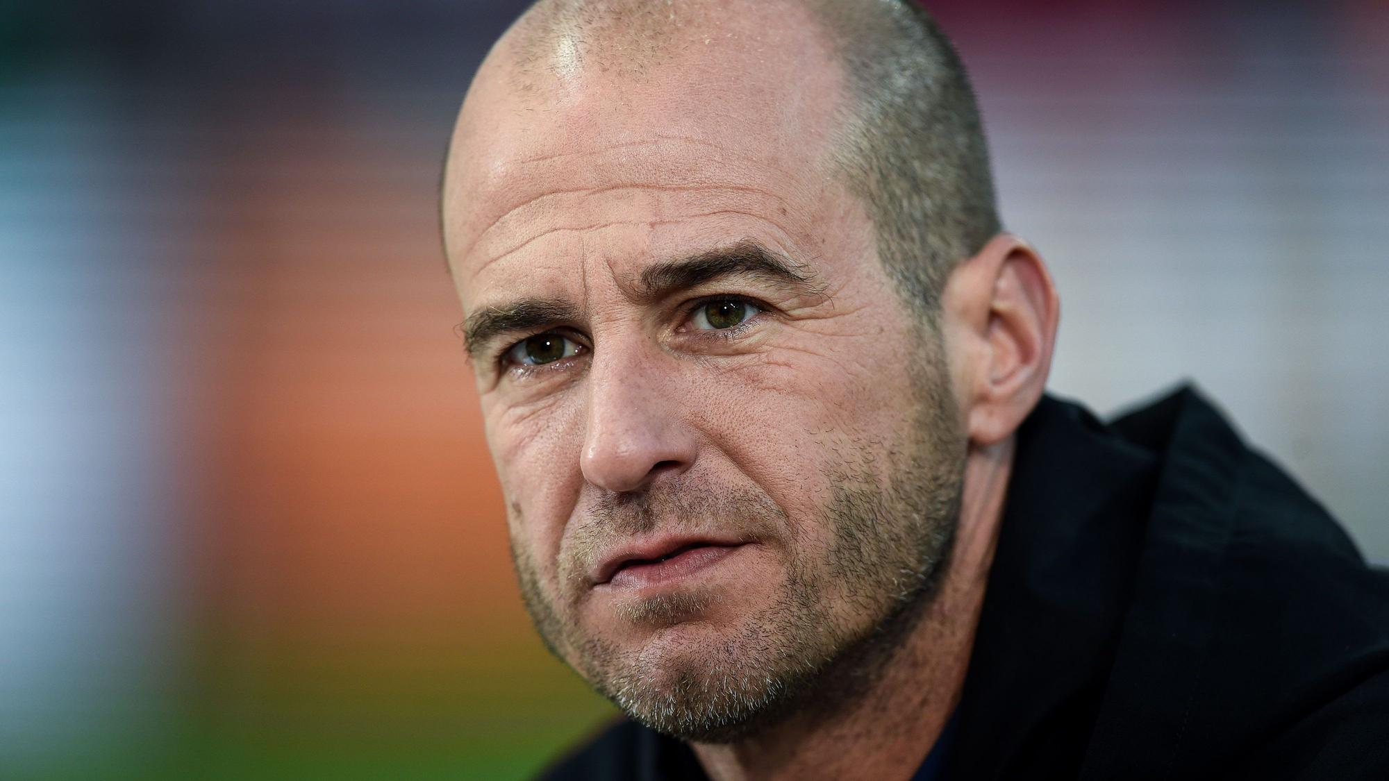 Mehmet Scholl wird auf Sky wieder vor der Kamera über Fußball reden.