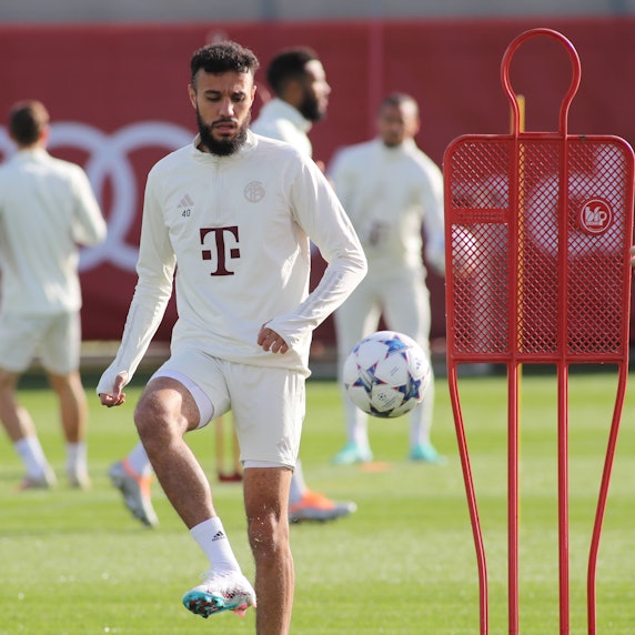 Noussair Mazraoui vom FC Bayern München trainiert nach dem Eklat um Beiträge auf Instagram wieder mit der Mannschaft.