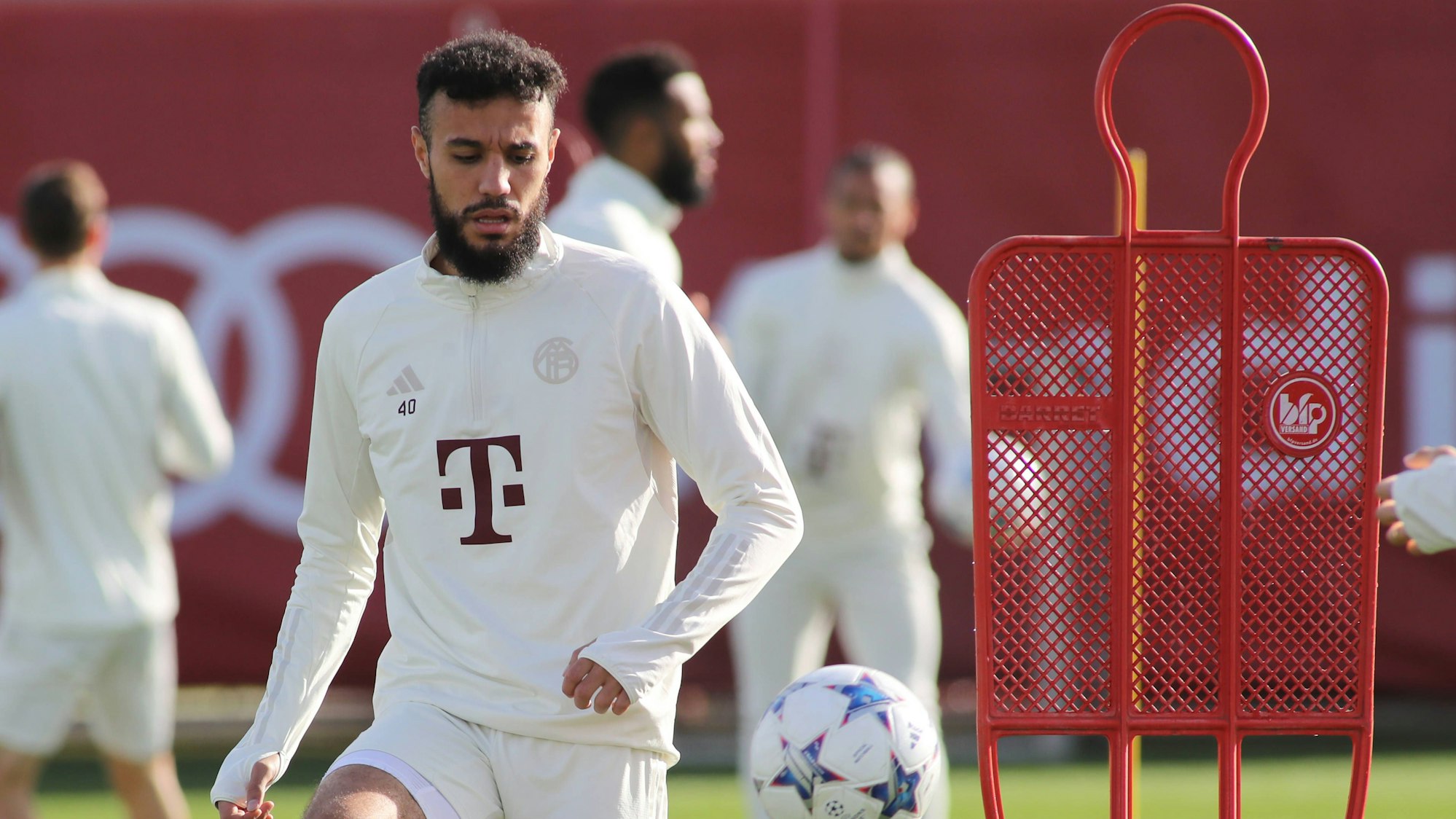 Noussair Mazraoui vom FC Bayern München trainiert nach dem Eklat um Beiträge auf Instagram wieder mit der Mannschaft.