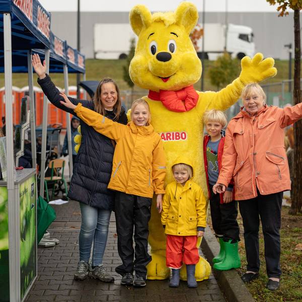 Fleißige Sammlerinnen und Sammler bei der Haribo-Kastanienaktion in Grafschaft.