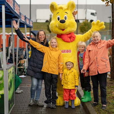 Fleißige Sammlerinnen und Sammler bei der Haribo-Kastanienaktion in Grafschaft.