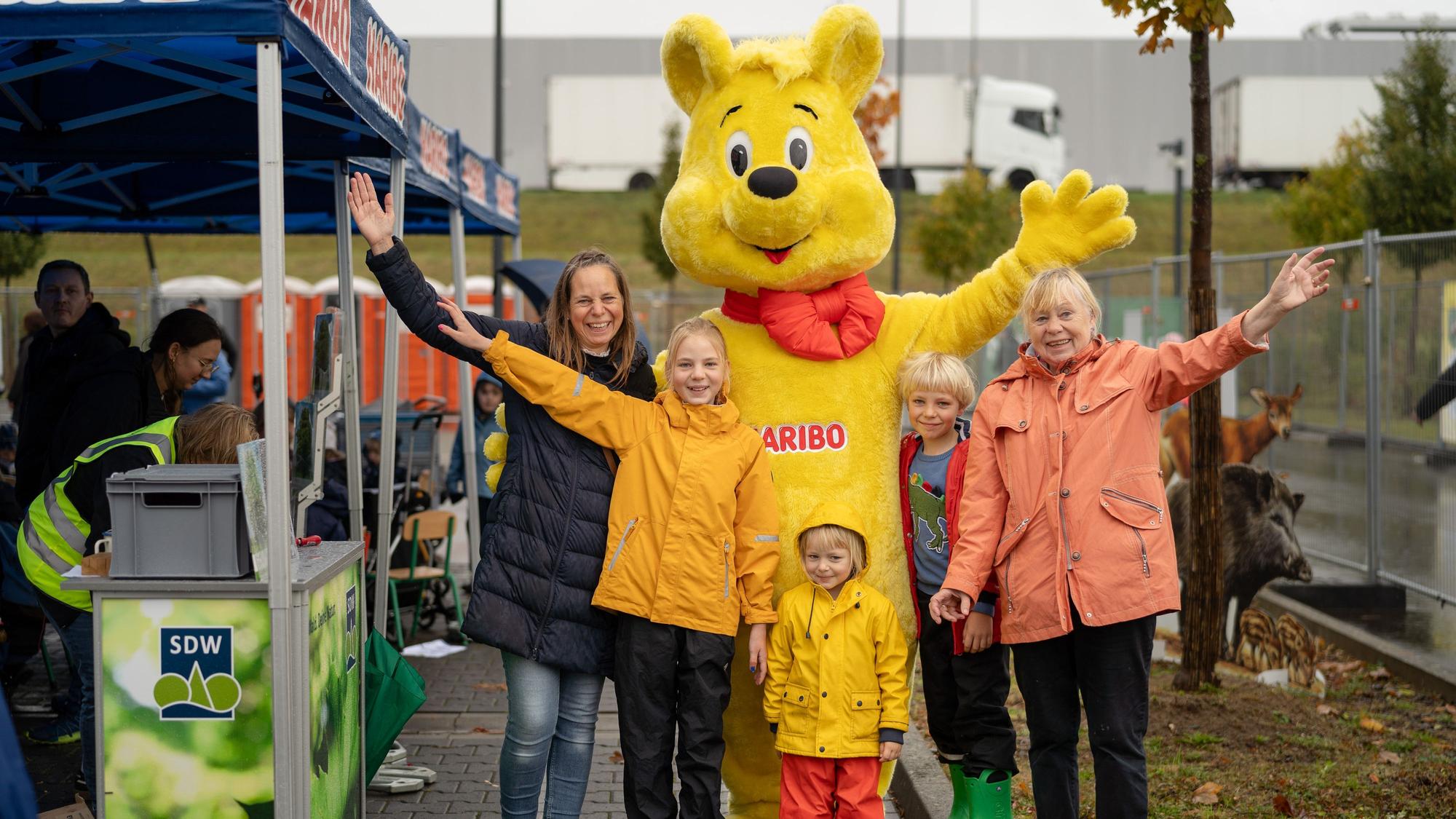 Fleißige Sammlerinnen und Sammler bei der Haribo-Kastanienaktion in Grafschaft.