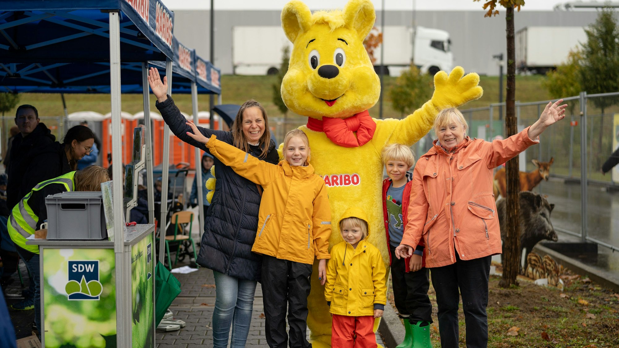 Fleißige Sammlerinnen und Sammler bei der Haribo-Kastanienaktion in Grafschaft.