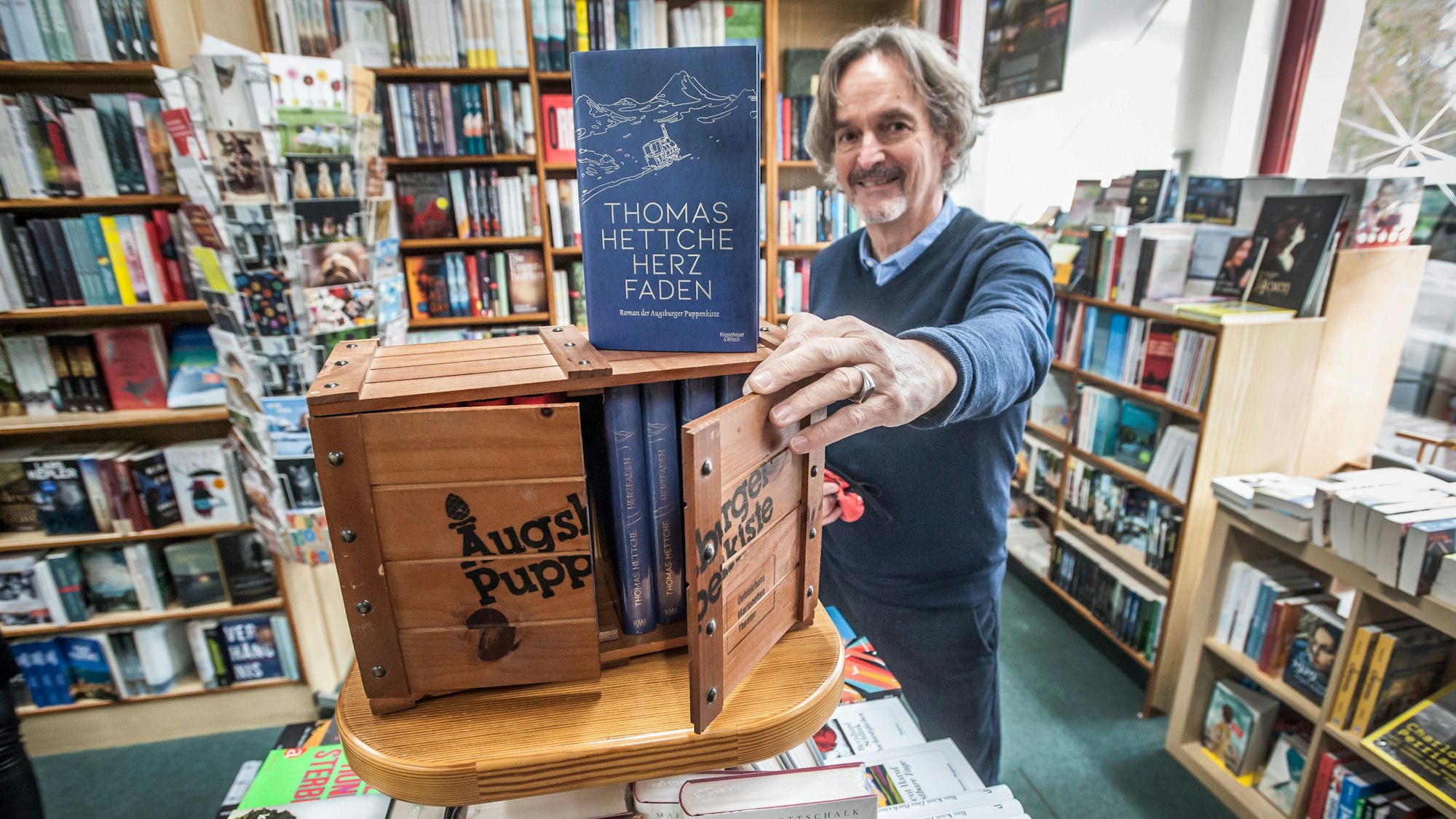 Manfred Gottschalk in seinem Buchladen.