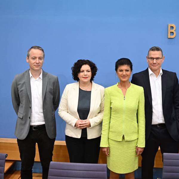 Die Vorstandsmitglieder des Vereins «Bündnis Sahra Wagenknecht - Für Vernunft und Gerechtigkeit» Lukas Schön (l-r), Amira Mohamed Ali, Sarah Wagenknecht, Ralf Suikat und Christian Leye stehen vor der Pressekonferenz zur Gründung des Vereins nebeneinander.
Die Politikerin Sahra Wagenknecht (Mitte) will mit einigen anderen Leuten eine neue Partei gründen.
