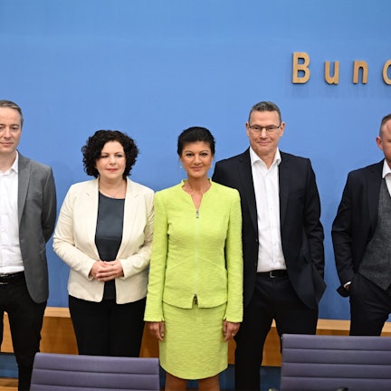 Die Vorstandsmitglieder des Vereins «Bündnis Sahra Wagenknecht - Für Vernunft und Gerechtigkeit» Lukas Schön (l-r), Amira Mohamed Ali, Sarah Wagenknecht, Ralf Suikat und Christian Leye stehen vor der Pressekonferenz zur Gründung des Vereins nebeneinander.
Die Politikerin Sahra Wagenknecht (Mitte) will mit einigen anderen Leuten eine neue Partei gründen.