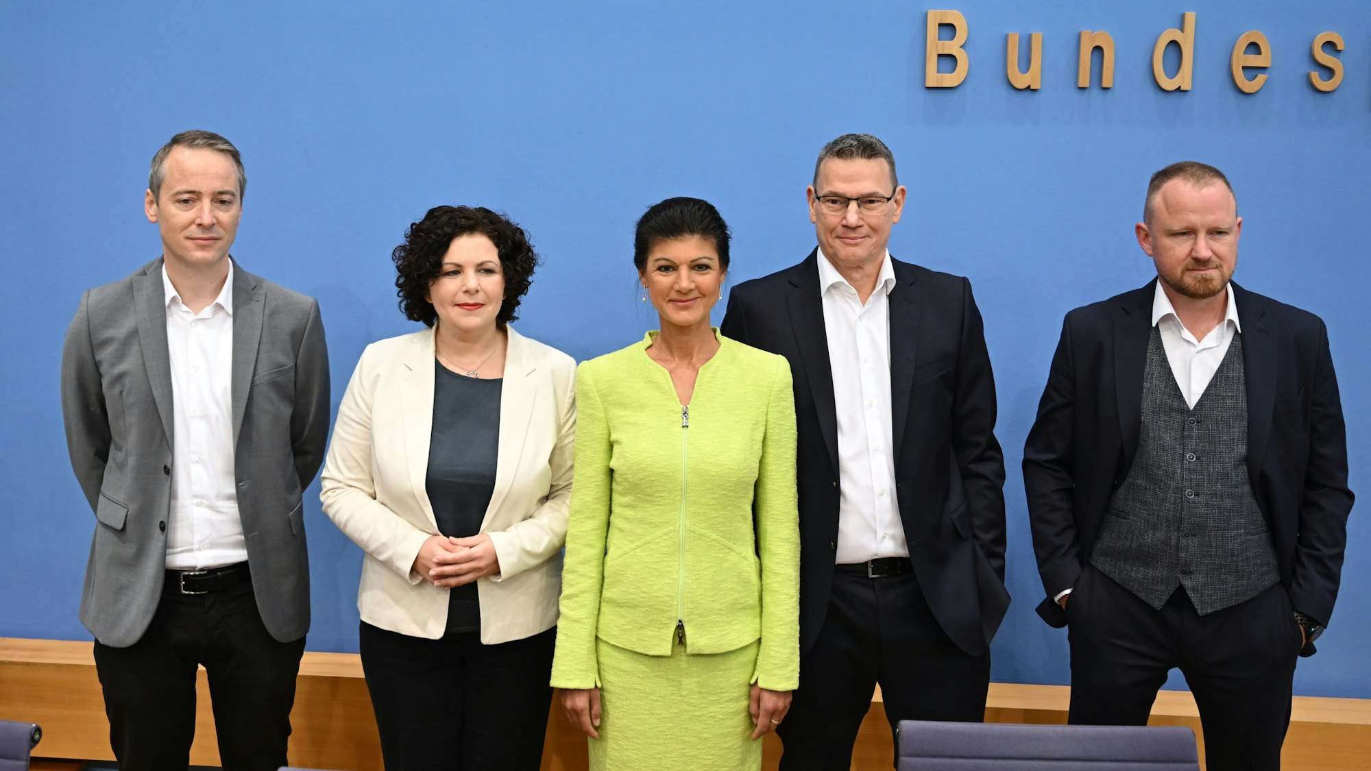 Die Vorstandsmitglieder des Vereins «Bündnis Sahra Wagenknecht - Für Vernunft und Gerechtigkeit» Lukas Schön (l-r), Amira Mohamed Ali, Sarah Wagenknecht, Ralf Suikat und Christian Leye stehen vor der Pressekonferenz zur Gründung des Vereins nebeneinander. 
Die Politikerin Sahra Wagenknecht (Mitte) will mit einigen anderen Leuten eine neue Partei gründen.