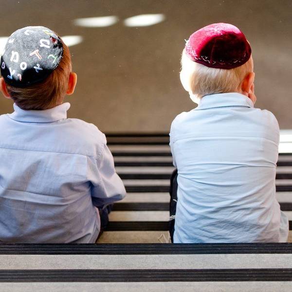 Zwei Jungen mit Kippa auf einer Treppe.