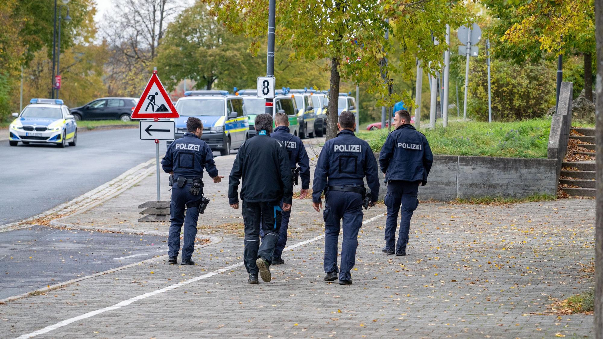 Polizisten vor einer Gesamtschule im bayerischen Hollfeld, nachdem eine Bombendrohung eingegangen ist am Dienstag, 24. Oktober.