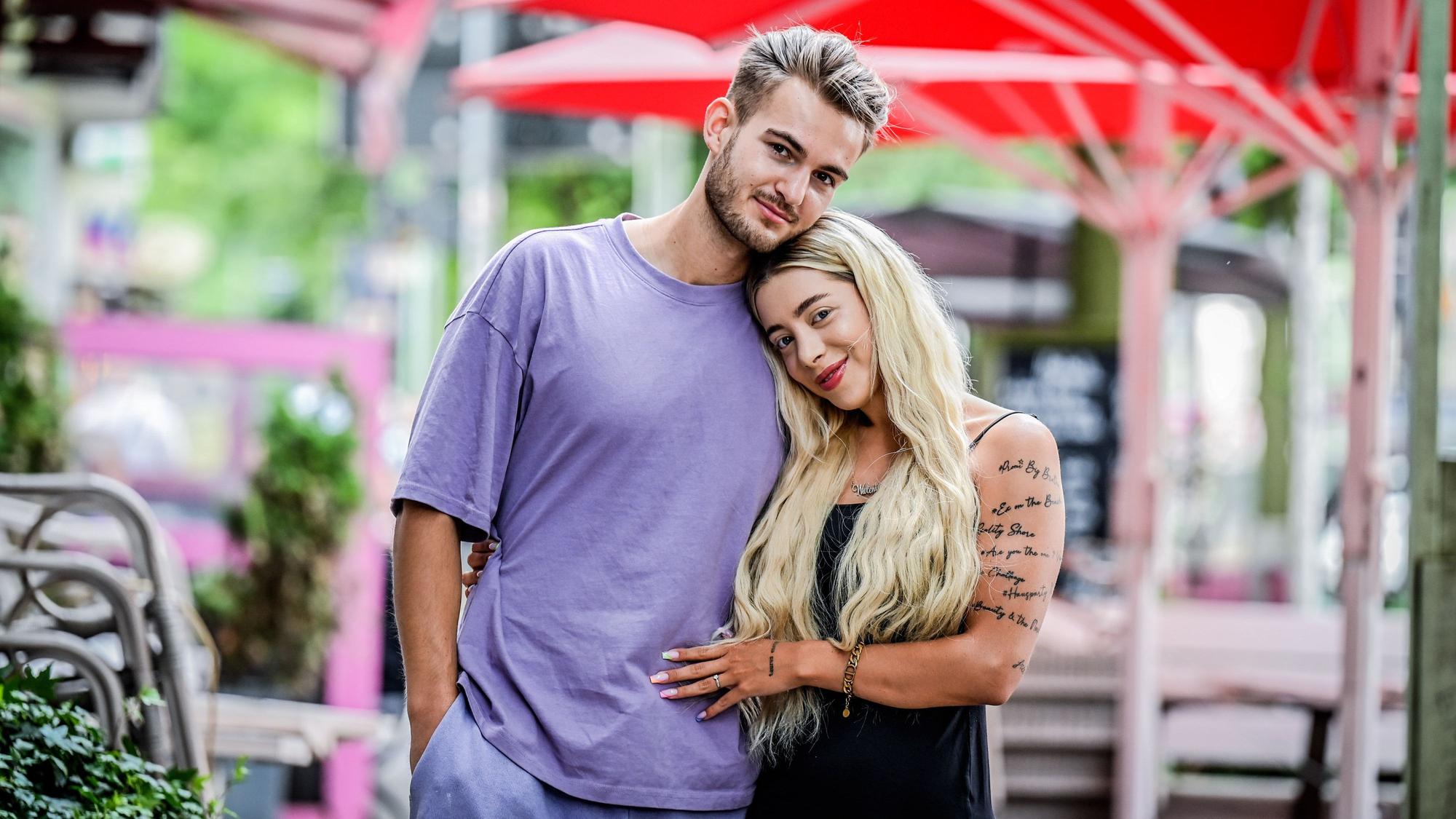 Die Realty-Stars Walentina Doronina und Can Kaplan stehen geminsam am Montag, den 26. Juni 2023 auf der Rüttenscheider Straße.