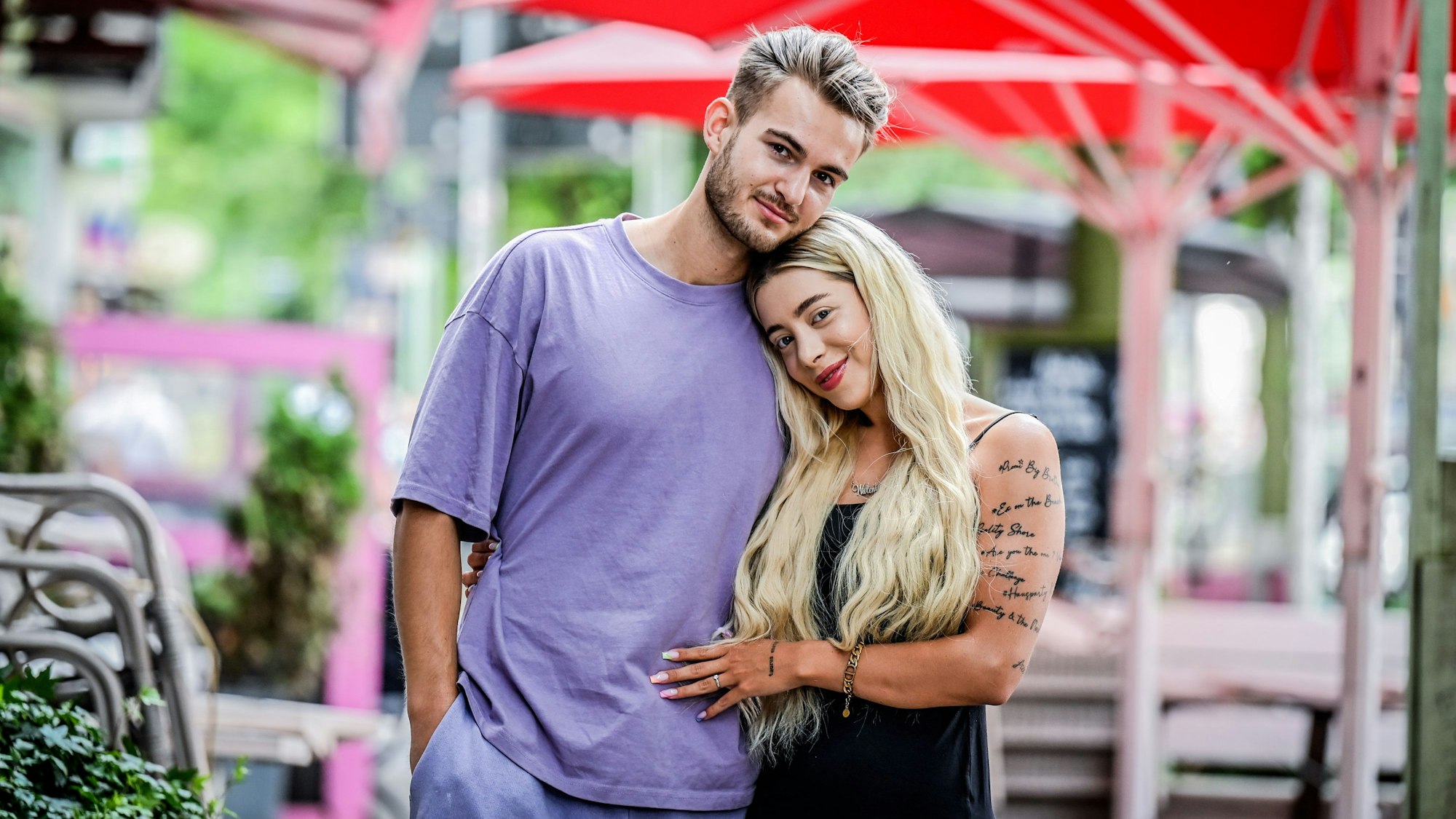 Die Realty-Stars Walentina Doronina und Can Kaplan  stehen geminsam  am Montag, den 26. Juni 2023 auf der Rüttenscheider Straße.