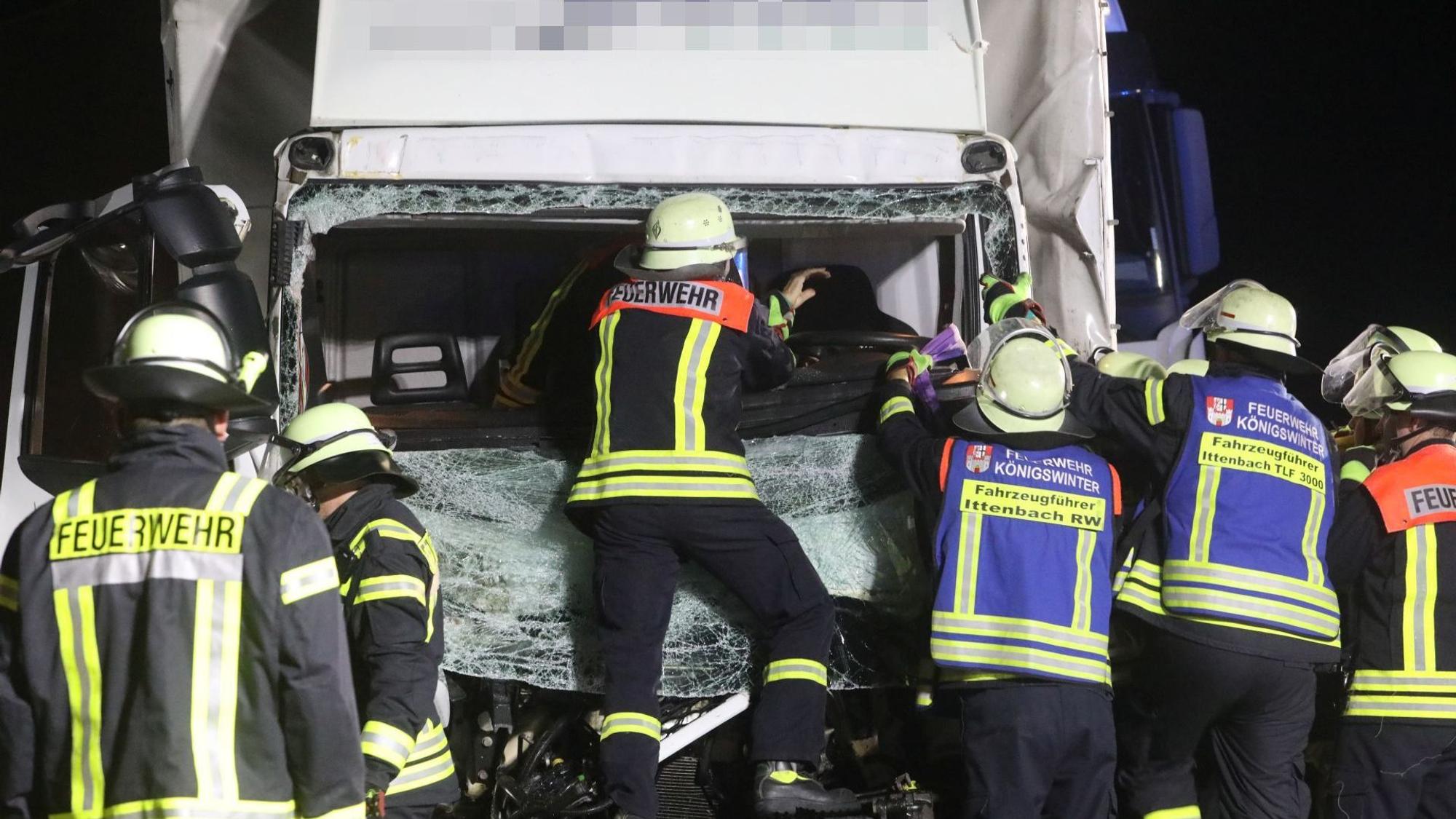 Die Feuerwehr schaffte einen Zugang zu dem schwer verletzten Fahrer.