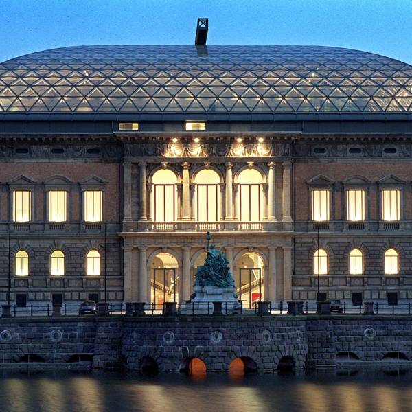 Ständehaus in Düsseldorf in der Abenddämmerung.