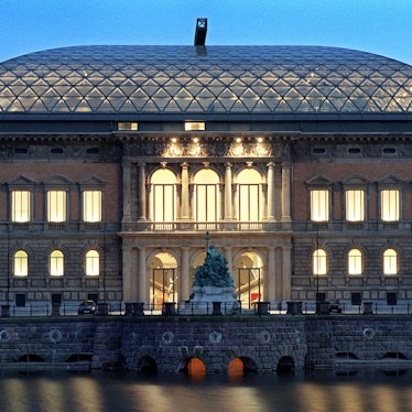Ständehaus in Düsseldorf in der Abenddämmerung.