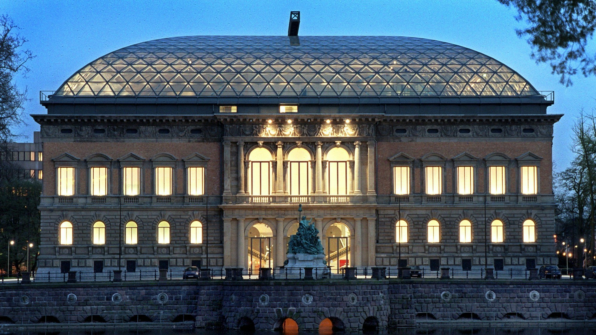 Ständehaus in Düsseldorf in der Abenddämmerung.