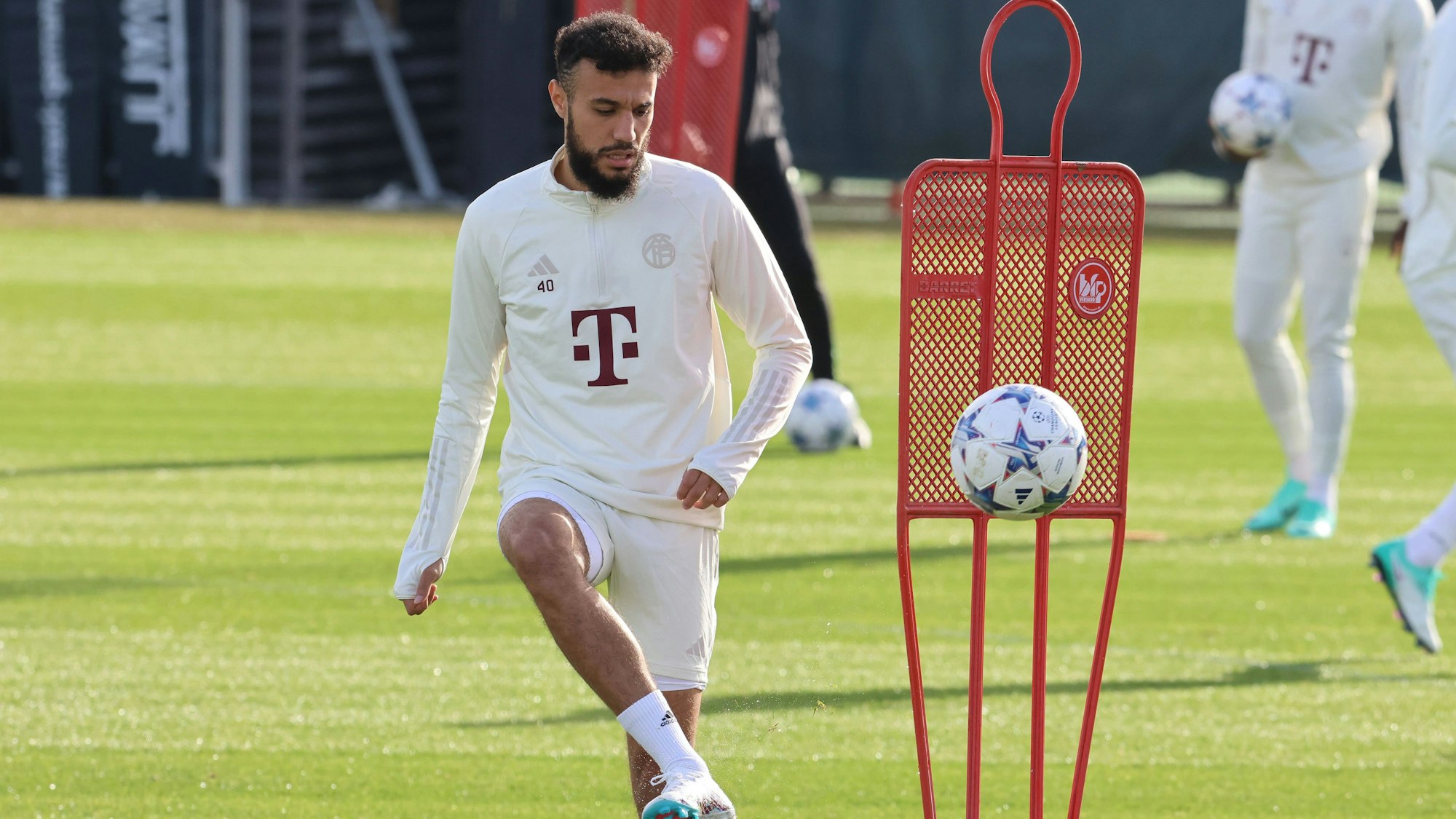 Noussair Mazraoui beim Training des FC Bayern am Montag. Er ist weiterhin Teil des Kaders des deutschen Rekordmeisters.