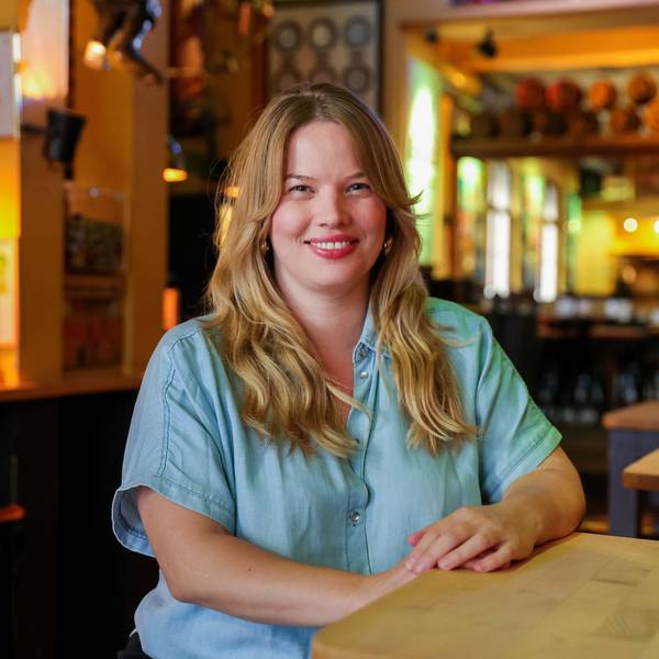 Lisa Dukowski steht lächelnd an einem Tisch im Hellers-Brauhaus.