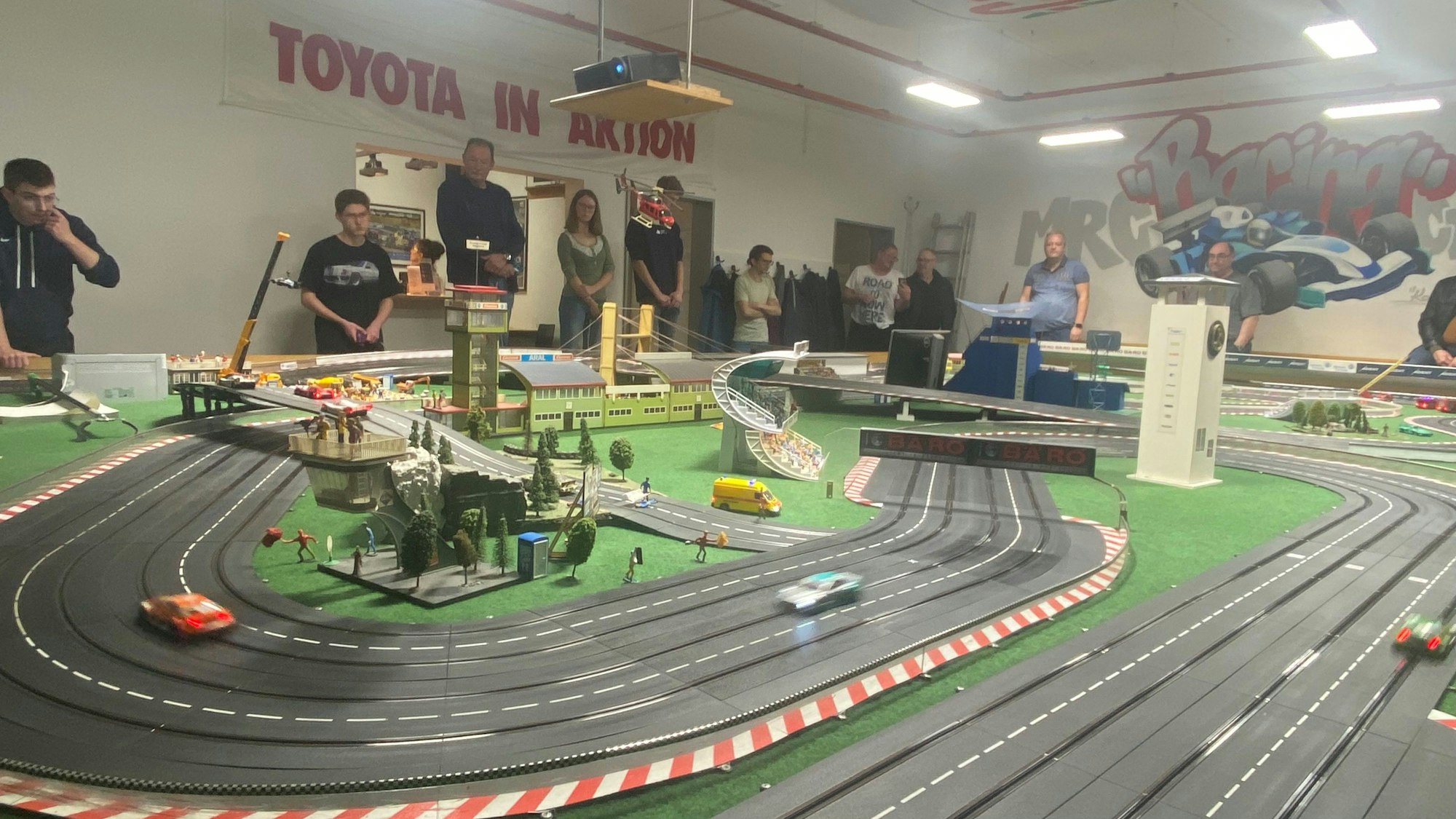 Junge Carrera-Fans traten in Burscheid gegen ältere Liebhaber der kleinen Rennautos an.