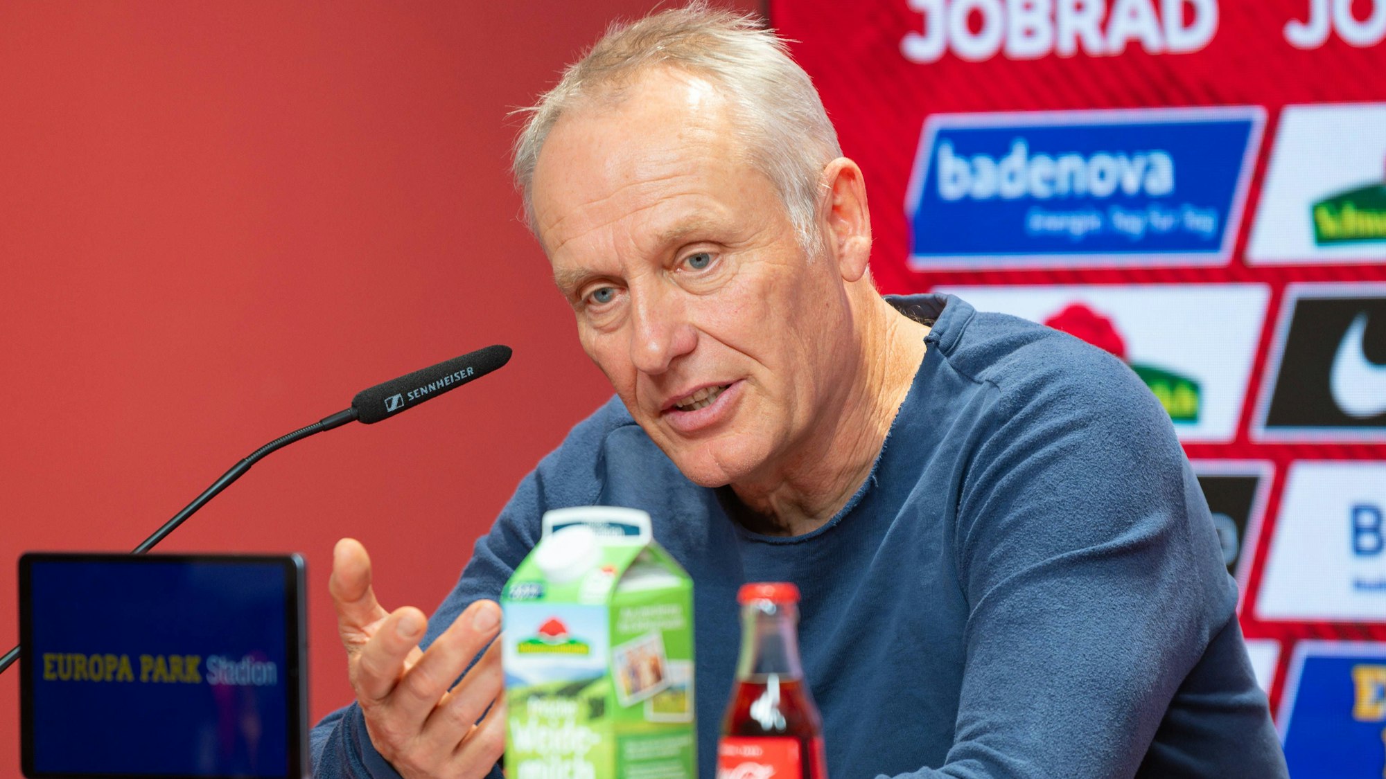 Freiburgs Chef-Trainer Christian Streich spricht auf einer Pressekonferenz.
