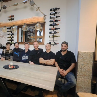 Inhaberin Margita Grunack (3.v.l.) im Kreise ihres Teams und dem Künstler Marek Lissy (l.)