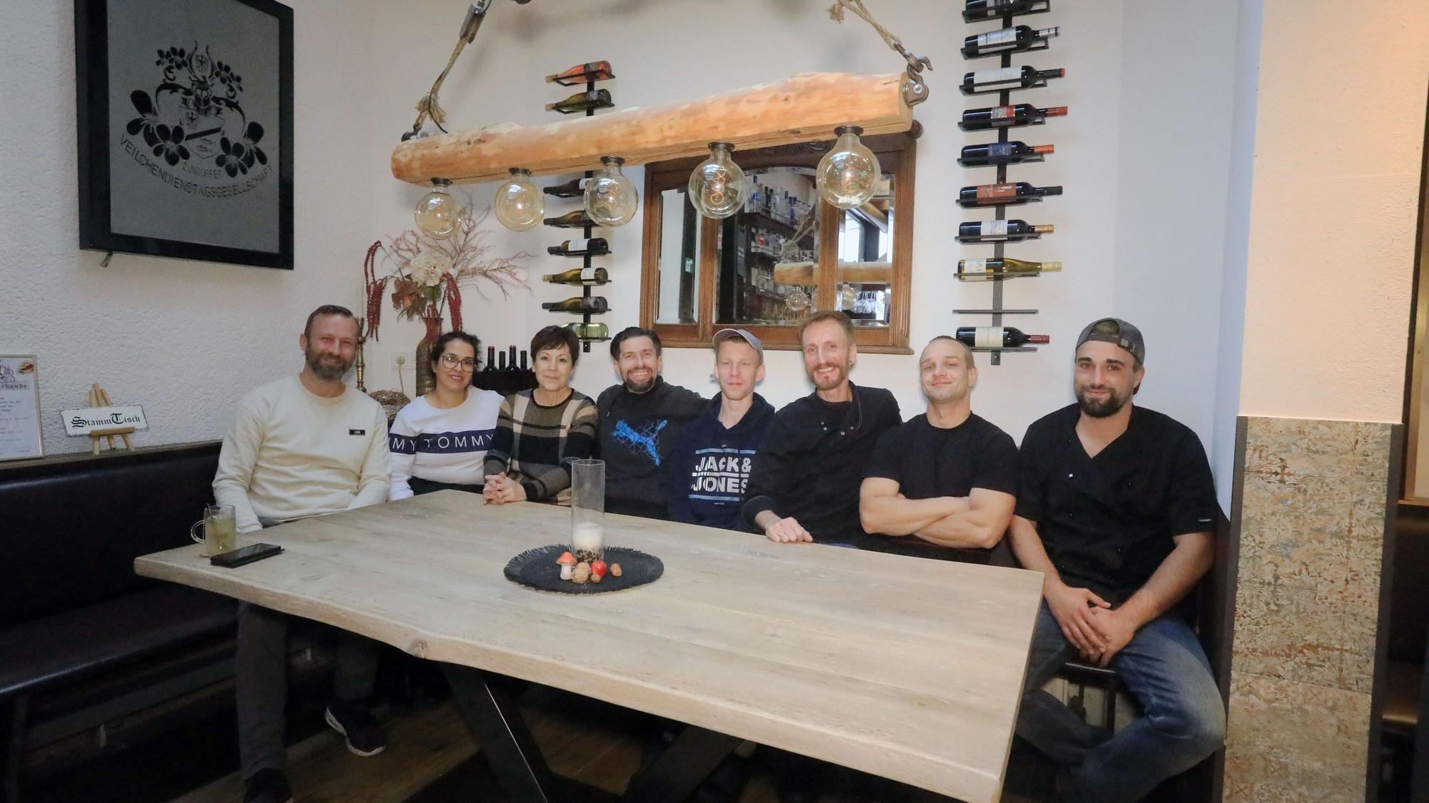 Inhaberin Margita Grunack (3.v.l.) im Kreise ihres Teams und dem Künstler Marek Lissy (l.)