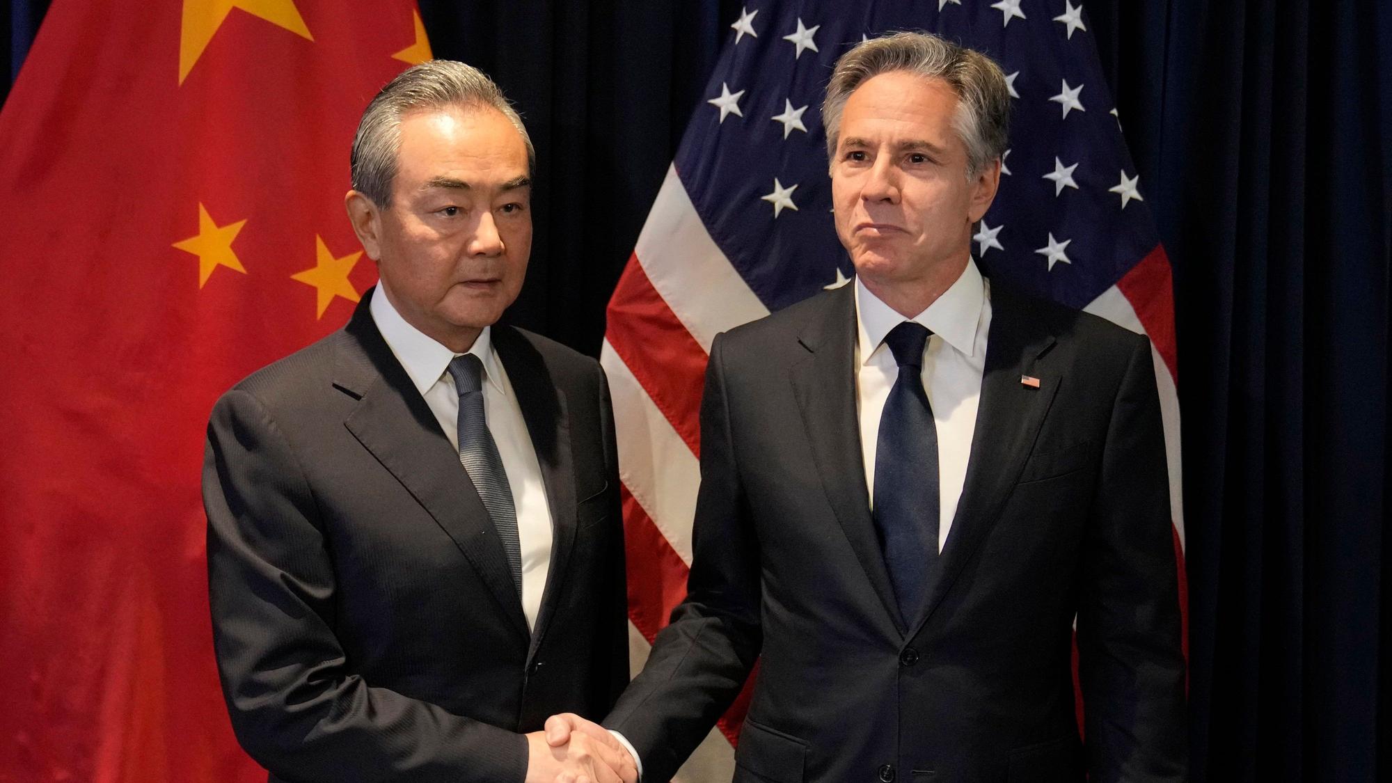 Antony Blinken (r), Außenminister der USA, gibt Wang Yi, Außenminister von China, während ihres bilateralen Treffens am Rande des Außenministertreffens des Verbands Südostasiatischer Nationen (ASEAN) die Hand. Angesichts heftiger diplomatischer Verstimmungen zwischen den USA und China treffen sich die Außenminister beider Staaten in dieser Woche in Washington.