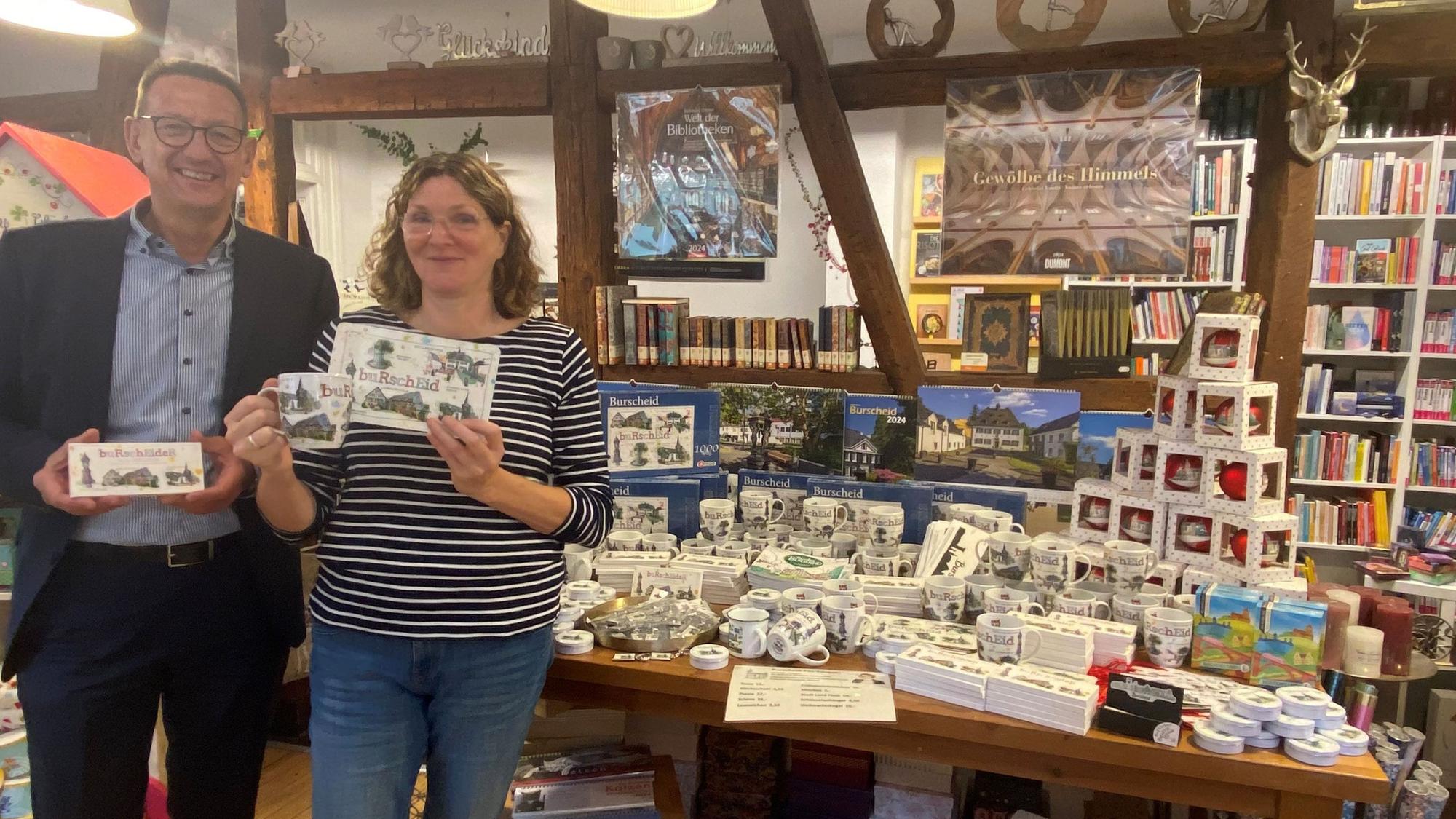 Buchhändlerin Ute Hentschel steht mit Burscheids Bürgermeister Dirk Runge in ihrem Laden.
