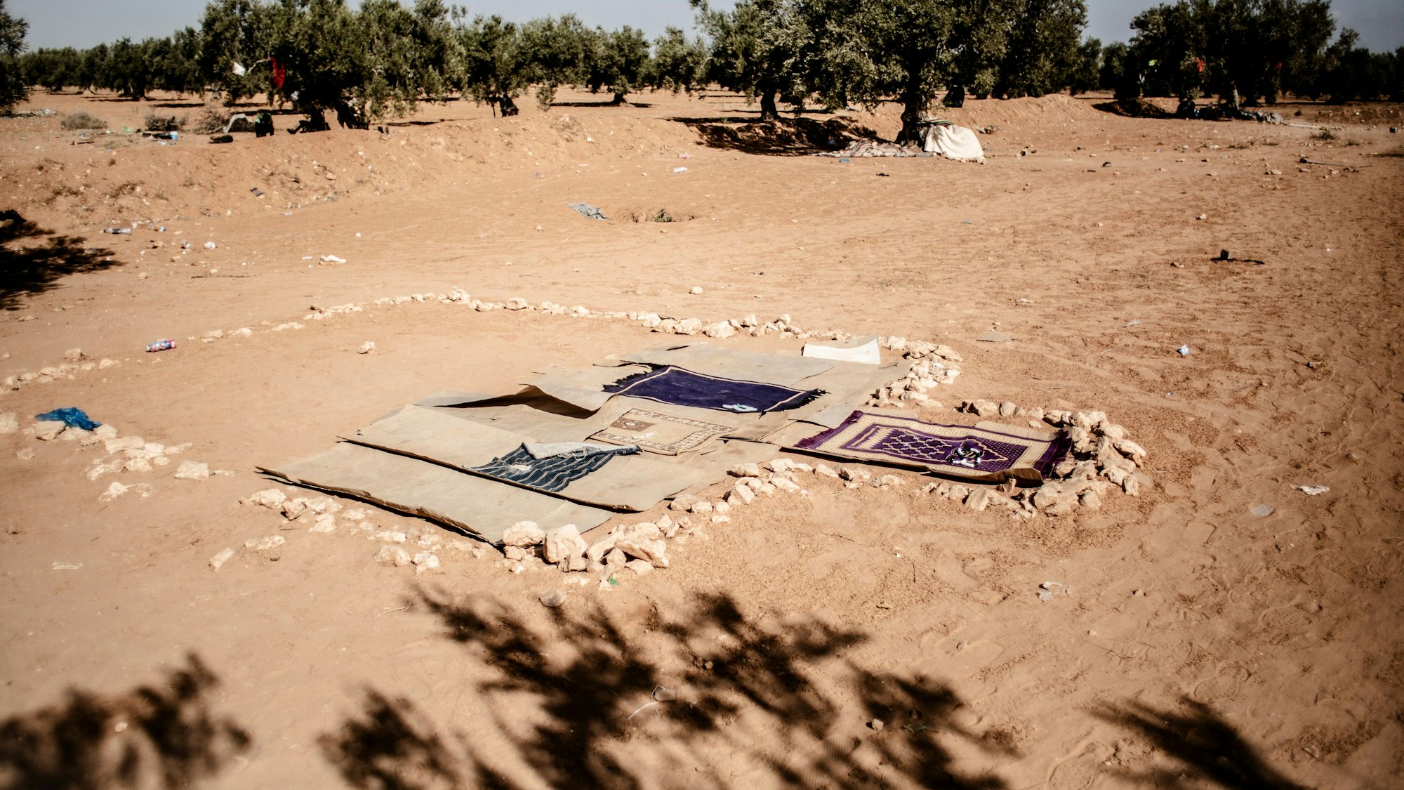Gebetsteppiche in einem illegalen Camp in Sfax, Tunesien