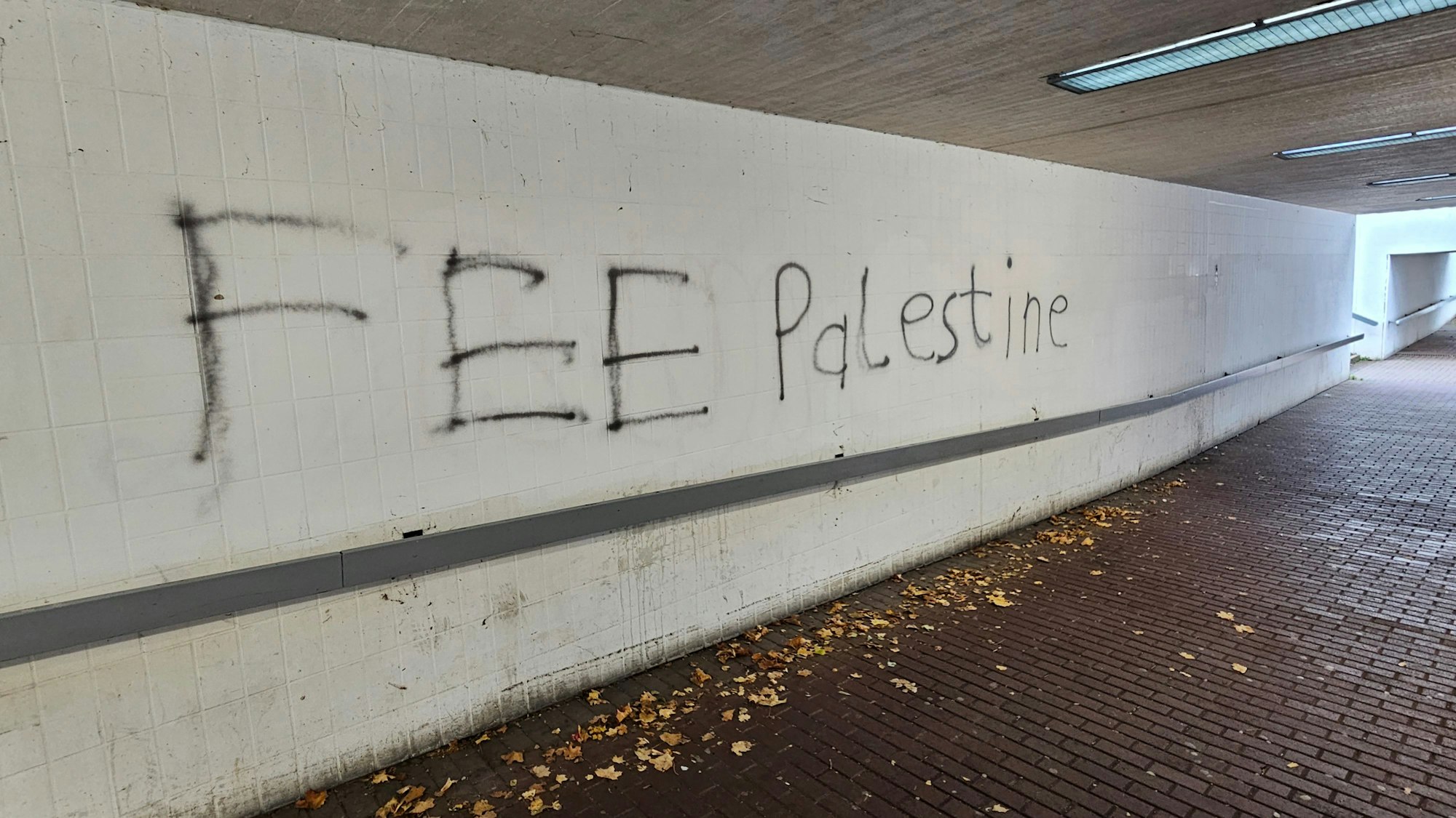 Die Unterführung mit dem an eine Wand gesprühten Slogan.