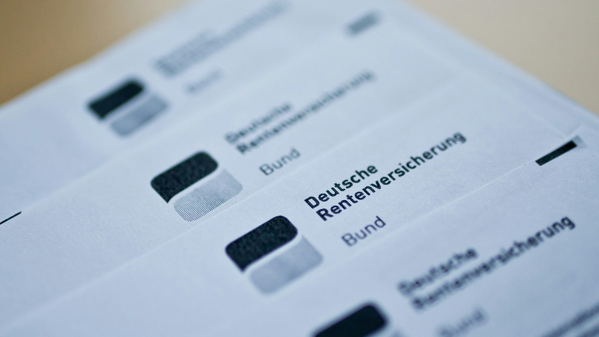 Mehrere Schreiben mit dem Adresskopf der Deutschen Rentenversicherung