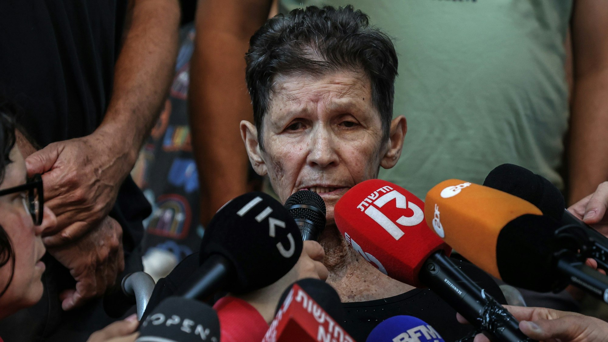 24.10.2023, Israel, Tel Aviv: Yocheved Lifshitz, eine der von der Hamas freigelassenen Geiseln, nachdem sie während des Angriffs der Hamas auf Israel am 7. Oktober entführt worden war, spricht einen Tag nach ihrer Freilassung am 23.10.2023 aus der Gefangenschaft der Hamas am Ichilov-Krankenhaus mit Journalisten. Die 85-Jährige war am 7. Oktober gemeinsam mit ihrem Ehemann von der islamistischen Hamas aus der Ortschaft Nir Oz in den Gazastreifen verschleppt worden. Foto: Ilia Yefimovich/dpa +++ dpa-Bildfunk +++